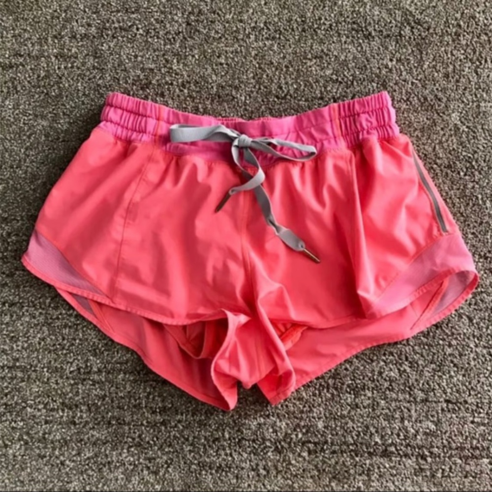 Lululemon Hotty Hot LR Short 2.5" Size 6 Flash Light